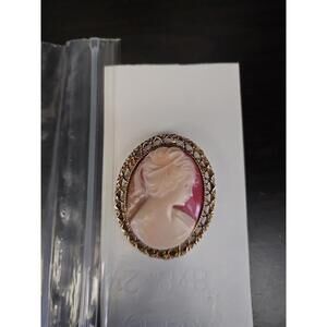Vintage Resin Cameo Coral Tone Background Gold Tone Brooch Trl8#19